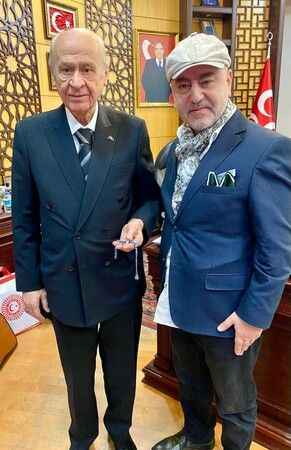 Devlet Bahçeli'ye “Cumhuriyet'in 100. yılı” yüzüğü Devlet Bahçeli'ye “Cumhuriyet'in 100. yılı” yüzüğü