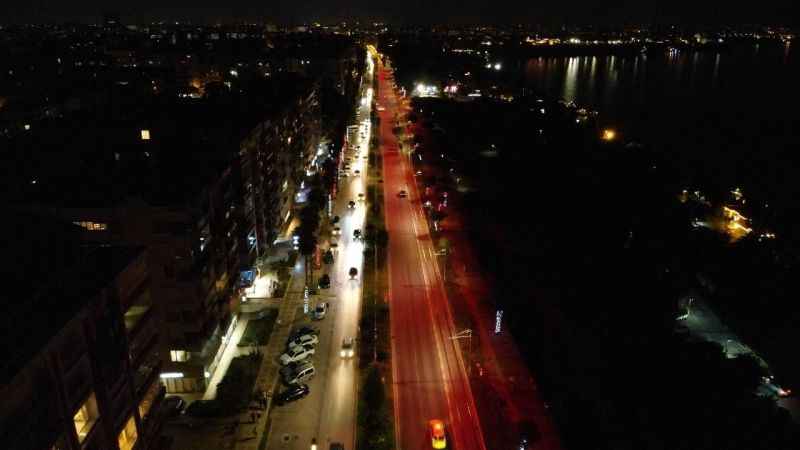 Antalya'da sokak lambaları kırmızı-beyaz aydınlatıyor