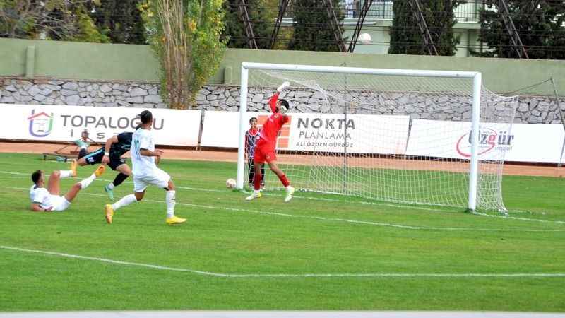 Muğlaspor kendi evinde oynadığı ilk maçta Yeşil Çivril Belediyespor'u 2-0 mağlup etti