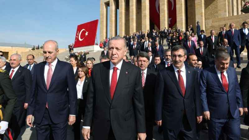Devlet erkanı Atatürk'ün huzurunda