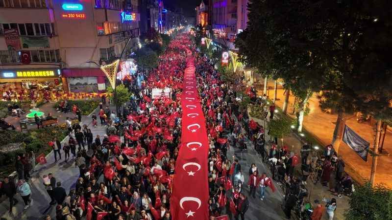 100. Yılda binlerce kişinin fener alayı coşkusu