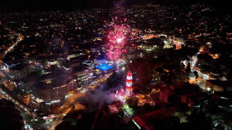 Bursa'da 100. yıl kutlamalarına havai fişekli final Bursa'da 100. yıl kutlamalarına havai fişekli final