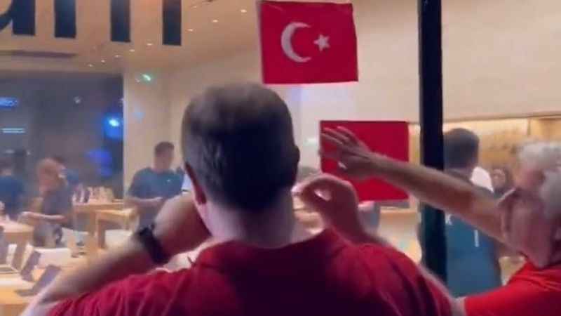 Apple mağazası Türk bayrağı asmayınca vatandaşlar astı Apple mağazası Türk bayrağı asmayınca vatandaşlar astı