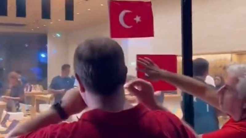 Apple mağazası Türk bayrağı asmayınca vatandaşlar astı Apple mağazası Türk bayrağı asmayınca vatandaşlar astı