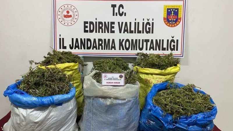 Edirne jandarması Meriç Nehri’nde şişme bot içinde 33 kilo 250 gram uyuşturucu ele geçirdi