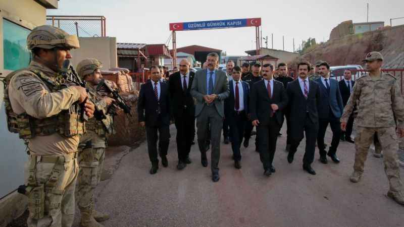 Hakkari Valisi Ali Çelik Çukurca'yı ziyaret etti