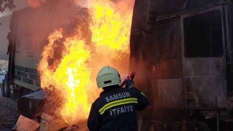 Samsun'da 21 ton PVC hammaddesi yüklü tır alev alev yandı