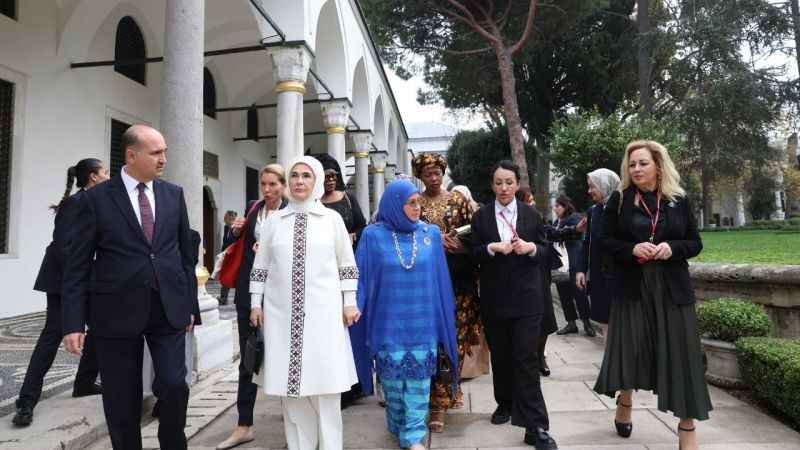 Emine Erdoğan, devlet başkanları eşleriyle Topkapı Sarayı'nı gezdi Emine Erdoğan, devlet başkanları eşleriyle Topkapı Sarayı'nı gezdi