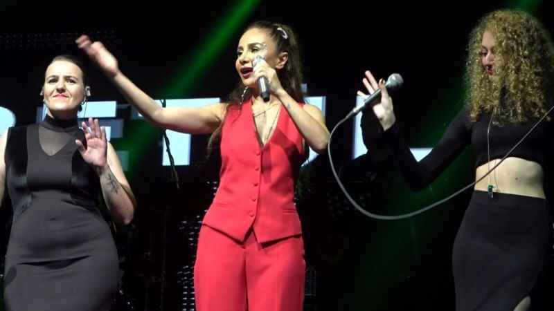 Sanatçı Betül Demir konserinde Filistin mesajı Sanatçı Betül Demir konserinde Filistin mesajı