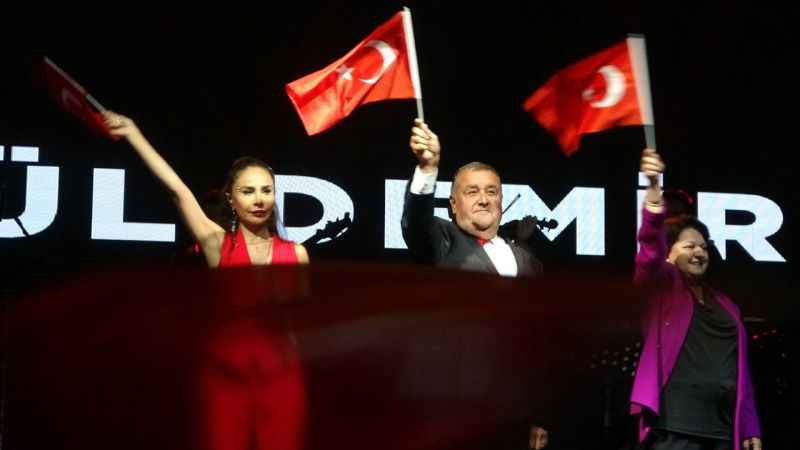 Sanatçı Betül Demir konserinde Filistin mesajı Sanatçı Betül Demir konserinde Filistin mesajı