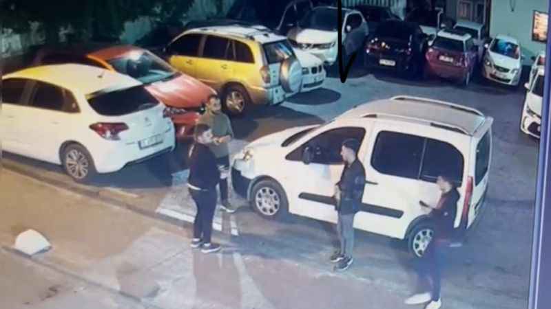 Taksim’de film gibi olay kamerada: “Robin Hood”um diyerek gasbettiği paraları dağıttı