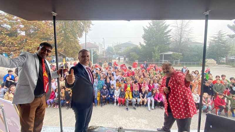 Düzce'de köy çocuklarına Cumhuriyet tiyatrosu Düzce'de köy çocuklarına Cumhuriyet tiyatrosu