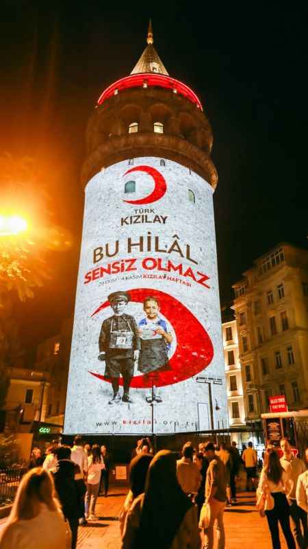 Tarihi yerler Kızılay kırmızısına büründü Tarihi yerler Kızılay kırmızısına büründü