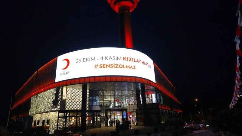 Tarihi yerler Kızılay kırmızısına büründü Tarihi yerler Kızılay kırmızısına büründü