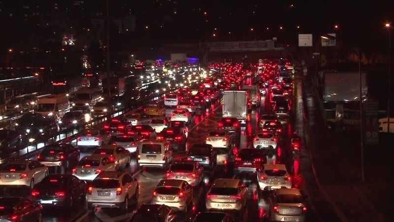 İstanbul’da sağanak etkisini gösterdi, D-100 Kartal istikametinde uzun araç kuyrukları oluştu