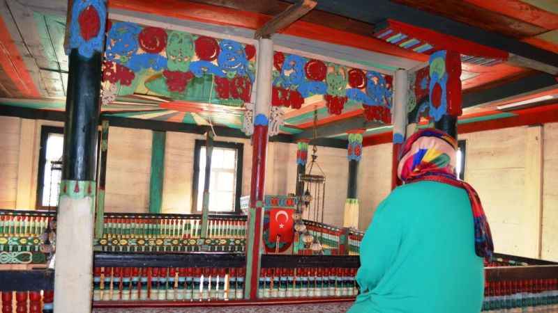172 yıllık cami rengarenk motifleriyle yıllara direniyor 172 yıllık cami rengarenk motifleriyle yıllara direniyor