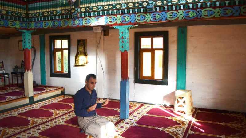 172 yıllık cami rengarenk motifleriyle yıllara direniyor 172 yıllık cami rengarenk motifleriyle yıllara direniyor