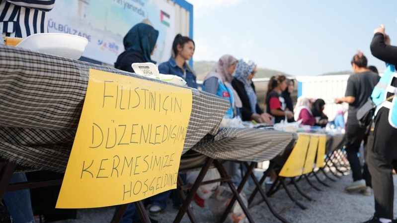 Kendi dertlerini unutup Filistin'e destek için çalışıyorlar