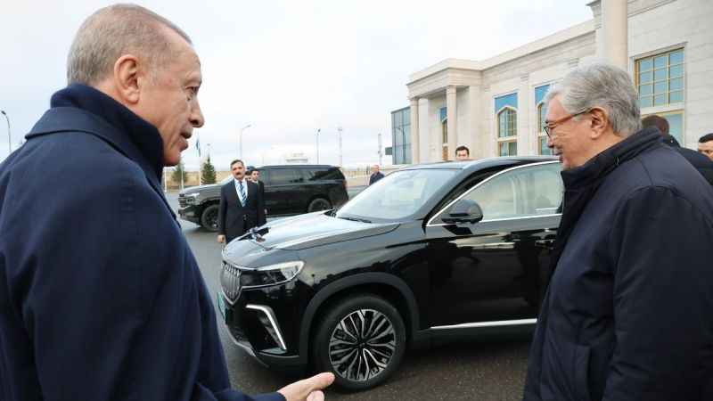 Cumhurbaşkanı Erdoğan, Tokayev'e TOGG hediye etti Cumhurbaşkanı Erdoğan, Tokayev'e TOGG hediye etti