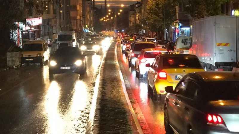 Şiddetli yağış ve fırtına hayatı felç etti