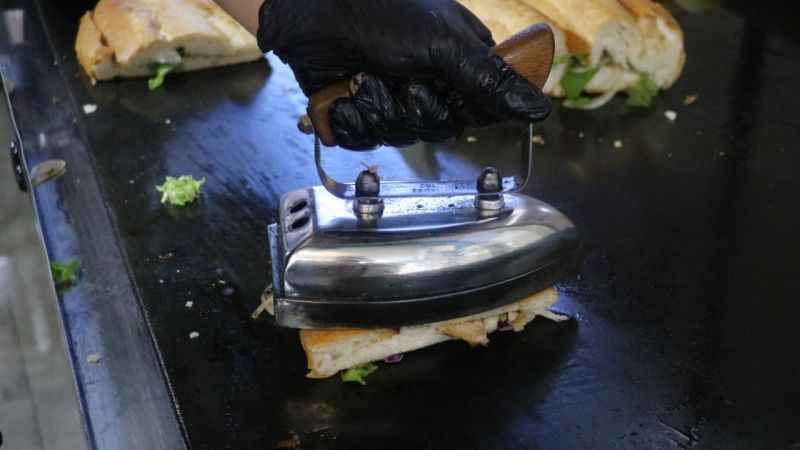 Ütü ile ekmek arası balıkları tost yapıp satıyor Ütü ile ekmek arası balıkları tost yapıp satıyor