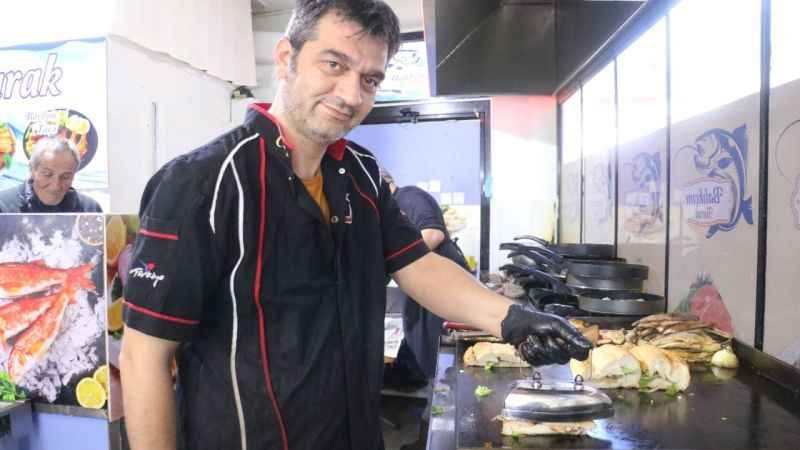 Ütü ile ekmek arası balıkları tost yapıp satıyor Ütü ile ekmek arası balıkları tost yapıp satıyor
