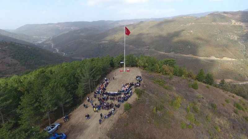Köylüler aralarında para toplayıp devasa bir bayrak dikti