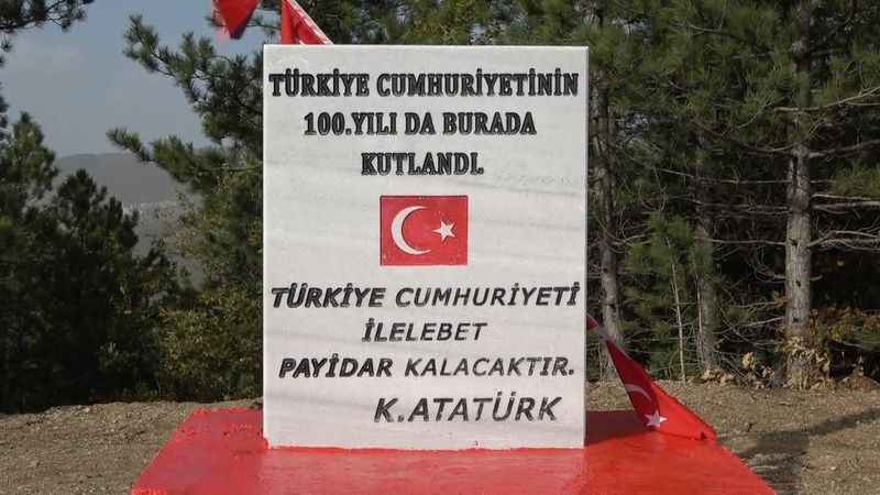 Köylüler aralarında para toplayıp devasa bir bayrak dikti Köylüler aralarında para toplayıp devasa bir bayrak dikti