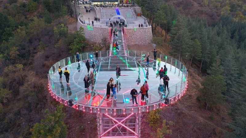 Cam Seyir Terası, 10 günde 75 bin ziyaretçi ağırladı Cam Seyir Terası, 10 günde 75 bin ziyaretçi ağırladı