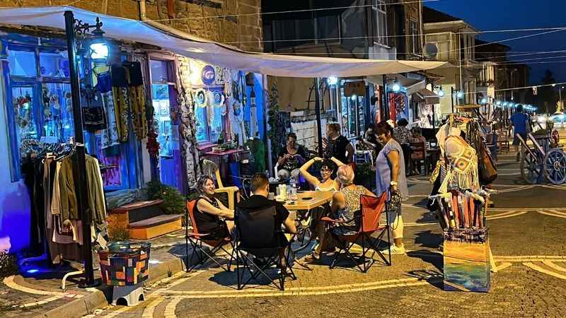 Bu özel pazarda üreten kadınlar iş yapıyor