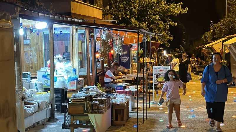 Bu özel pazarda üreten kadınlar iş yapıyor