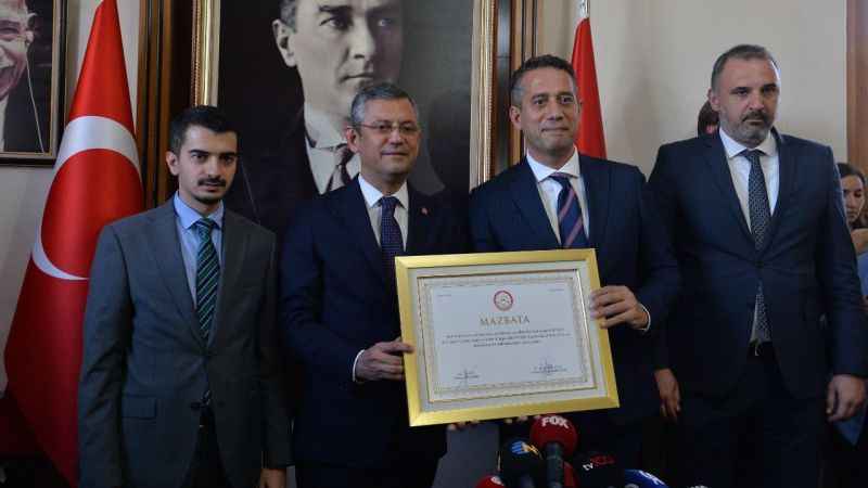 CHP Genel Başkanı Özel mazbatasını aldı