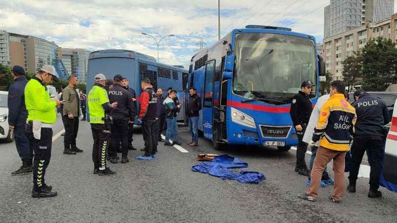 Cezaevi aracı yolun karşısına geçen yayaya çarptı