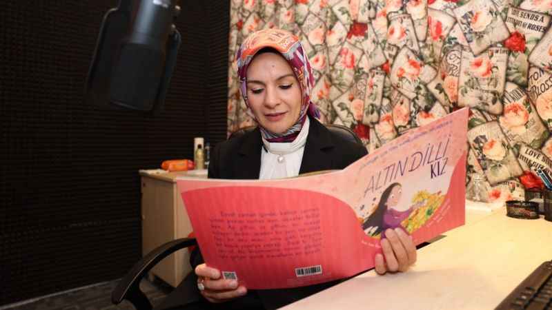 Bakan Göktaş çocuklar için kitap seslendirdi Bakan Göktaş çocuklar için kitap seslendirdi
