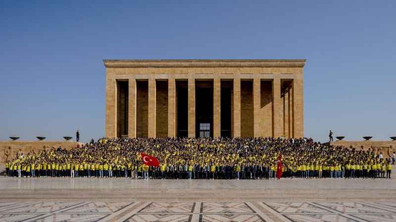 Fenerbahçeli taraftarlar Anıtkabir’i ziyaret etti Fenerbahçeli taraftarlar Anıtkabir’i ziyaret etti