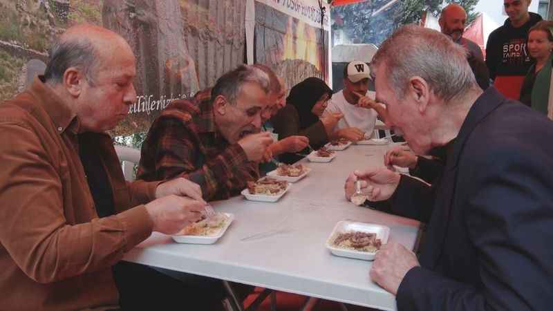 Ankaralılara Çorum'un tanıtımı yapıldı, 1 ton leblebi dağıtıldı Ankaralılara Çorum'un tanıtımı yapıldı, 1 ton leblebi dağıtıldı