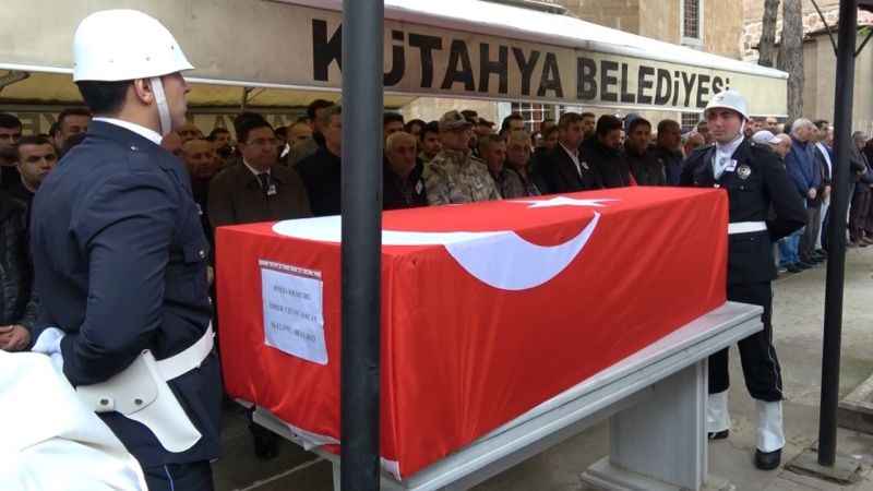 Kütahya'da hayatını kaybeden polis memuru Ömer Uzuncaalan son yolculuğuna uğurlandı Kütahya'da hayatını kaybeden polis memuru Ömer Uzuncaalan son yolculuğuna uğurlandı