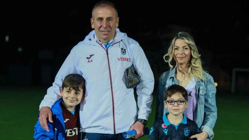 Trabzonspor, biber gazı saldırısına uğrayan Yunus Emir Bolat ve ailesini ağırladı Trabzonspor, biber gazı saldırısına uğrayan Yunus Emir Bolat ve ailesini ağırladı