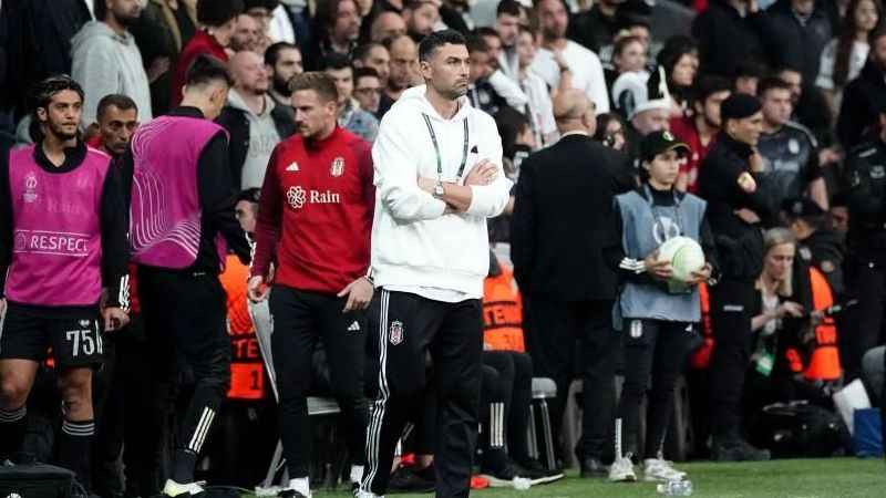 Beşiktaş taraftarından Burak Yılmaz ve futbolculara tepki Beşiktaş taraftarından Burak Yılmaz ve futbolculara tepki