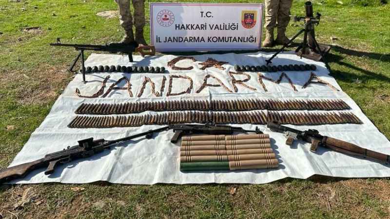 Hakkari'de silah ve mühimmat ele geçirildi Hakkari'de silah ve mühimmat ele geçirildi