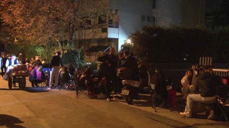10 bin liralık hediye çeki için akşamdan sıraya girdiler 10 bin liralık hediye çeki için akşamdan sıraya girdiler
