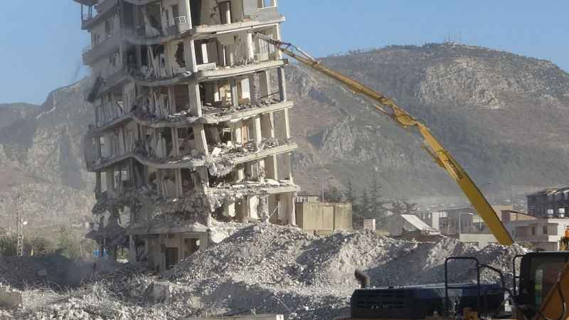 Hatay'daki bina dozerin dokunuşuyla yerle bir oldu Hatay'daki bina dozerin dokunuşuyla yerle bir oldu