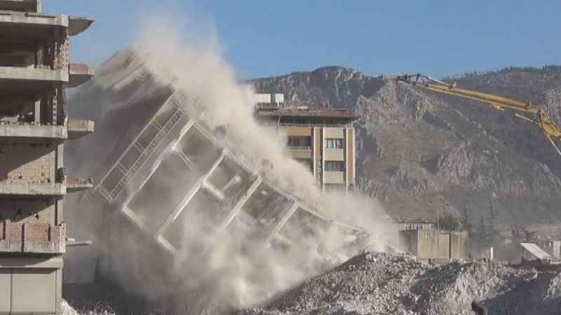Hatay'daki bina dozerin dokunuşuyla yerle bir oldu Hatay'daki bina dozerin dokunuşuyla yerle bir oldu