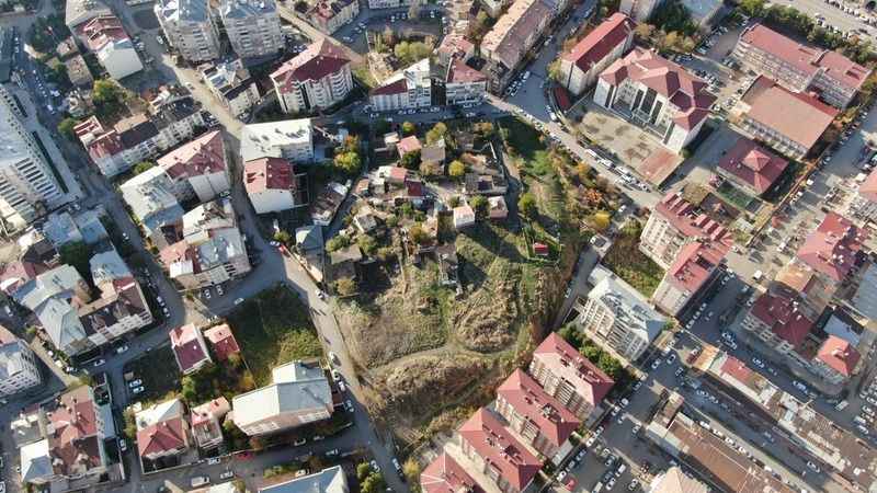 Üstüne mahalle kurulan höyük araştırılmayı bekliyor Üstüne mahalle kurulan höyük araştırılmayı bekliyor