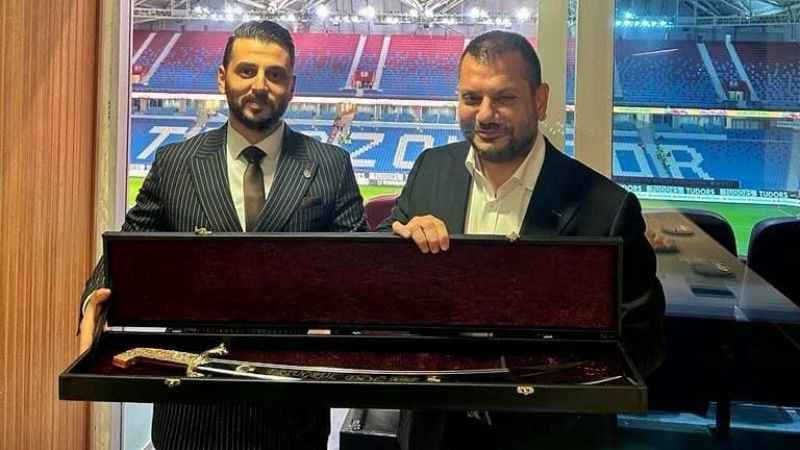 Trabzonspor Başkanı Ertuğrul Doğan’a isminin yazılı olduğu işlemeli kılıç hediye edildi Trabzonspor Başkanı Ertuğrul Doğan’a isminin yazılı olduğu işlemeli kılıç hediye edildi