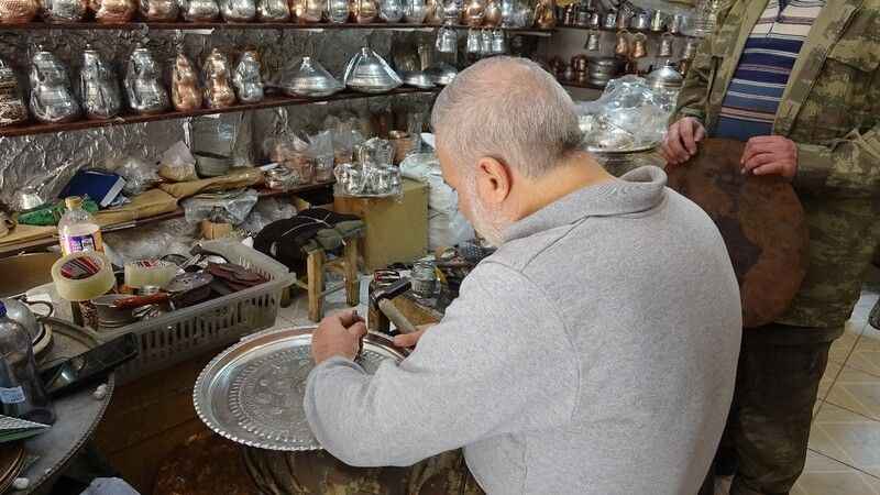Baba mesleği bakırcılığı sürdürüyorlar Baba mesleği bakırcılığı sürdürüyorlar