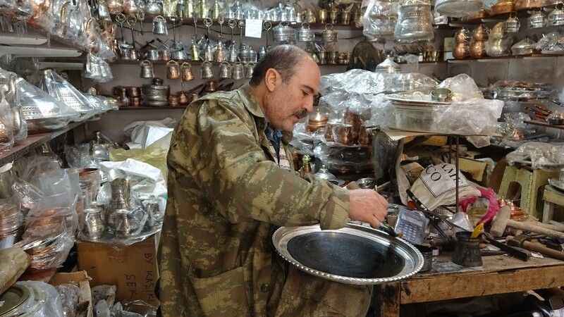 Baba mesleği bakırcılığı sürdürüyorlar Baba mesleği bakırcılığı sürdürüyorlar