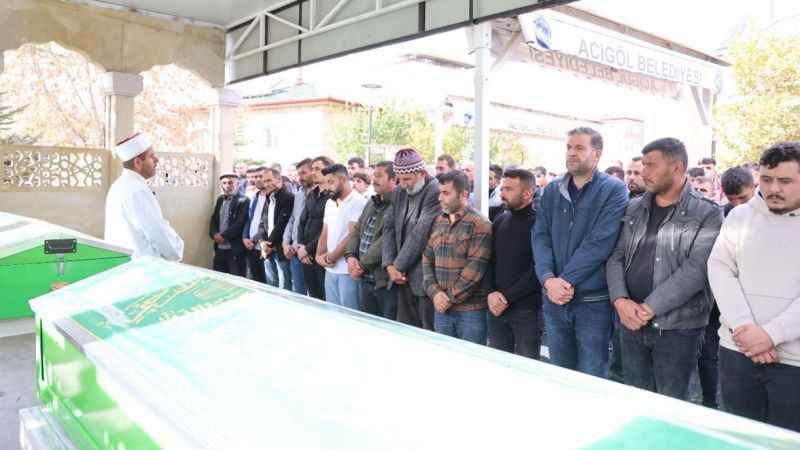 Patlamada hayatını kaybeden iki kardeş Yasin Kazan ve Hacı Mehmet Kazan birlikte defnedildi Patlamada hayatını kaybeden iki kardeş Yasin Kazan ve Hacı Mehmet Kazan birlikte defnedildi