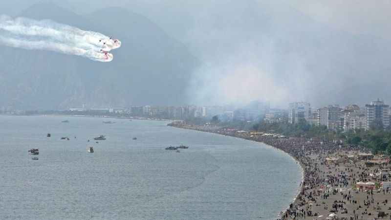 Türk Yıldızları Antalya’da şov yaptı, binlerce kişi sahili doldurdu