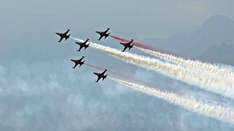 Türk Yıldızları Antalya’da şov yaptı, binlerce kişi sahili doldurdu Türk Yıldızları Antalya’da şov yaptı, binlerce kişi sahili doldurdu